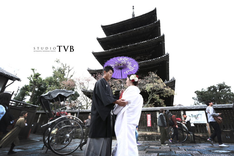 八坂の塔を背景にカッコよく