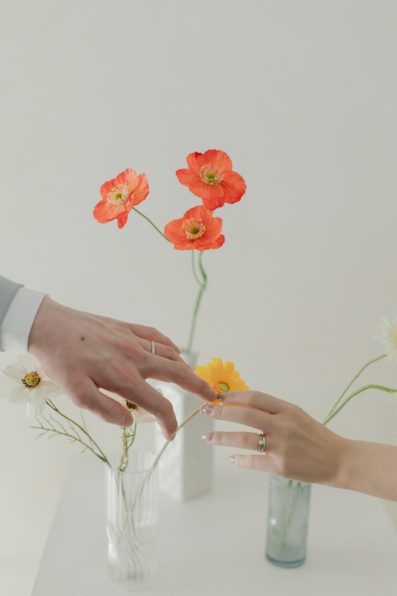シンプルな白壁の背景もお花を使って可愛くできます