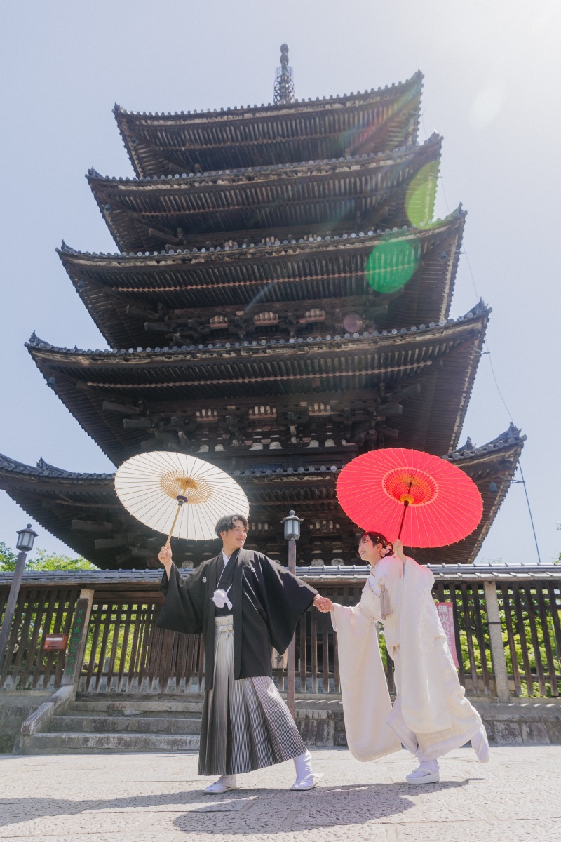 八坂の塔の下で