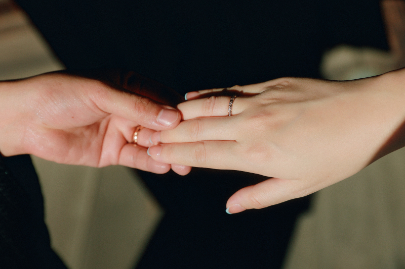 指輪に光がキラキラと反射する様子も撮影しました。