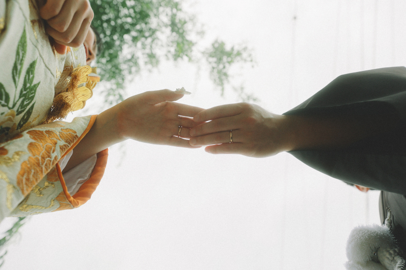 お揃いの指輪がきらりと光るショット