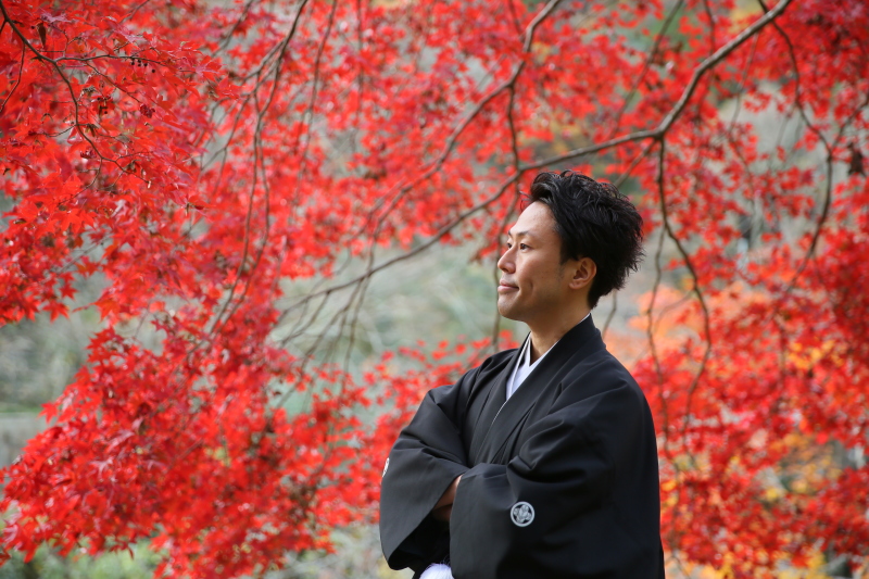 紅葉をバックに