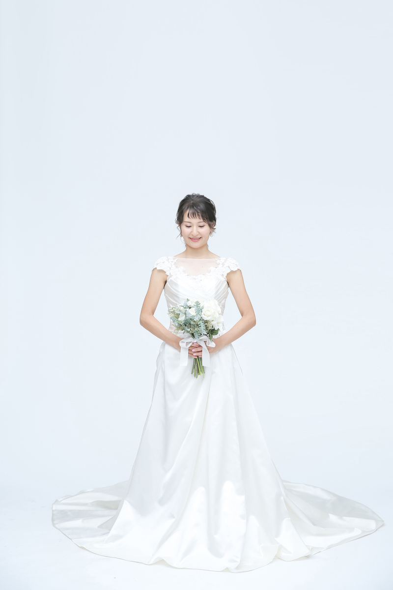 すらっとしたウェディングドレス姿のご新婦様です。