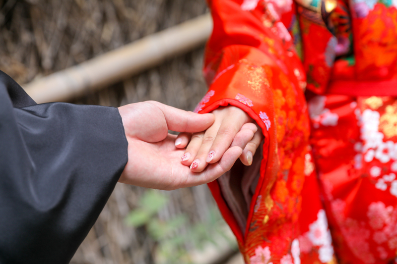 手を取り合って…