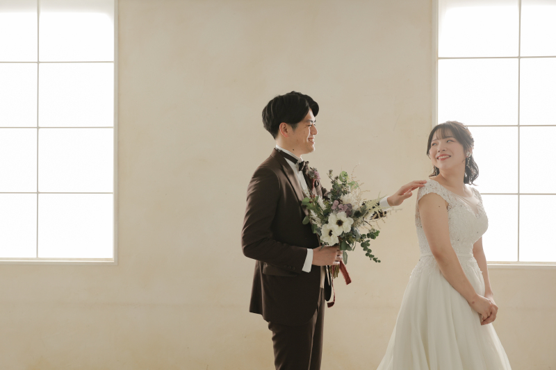 肩をとんとんと