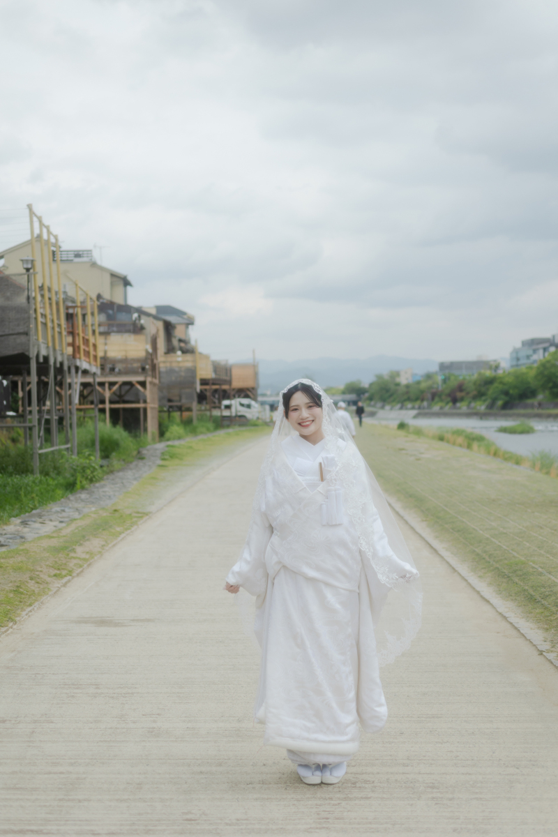 川沿いで新婦様のソロカット