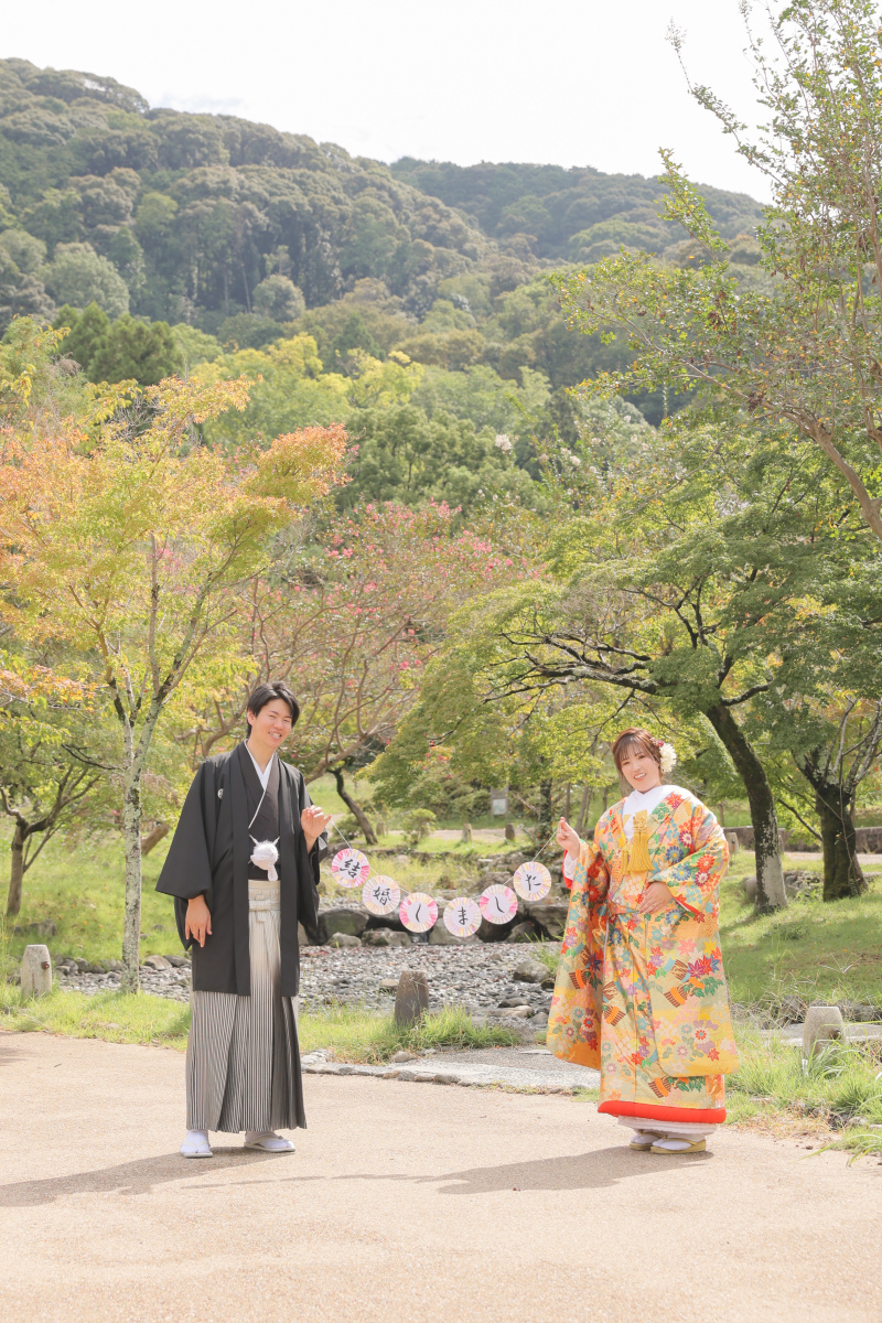 京都の山を背景に