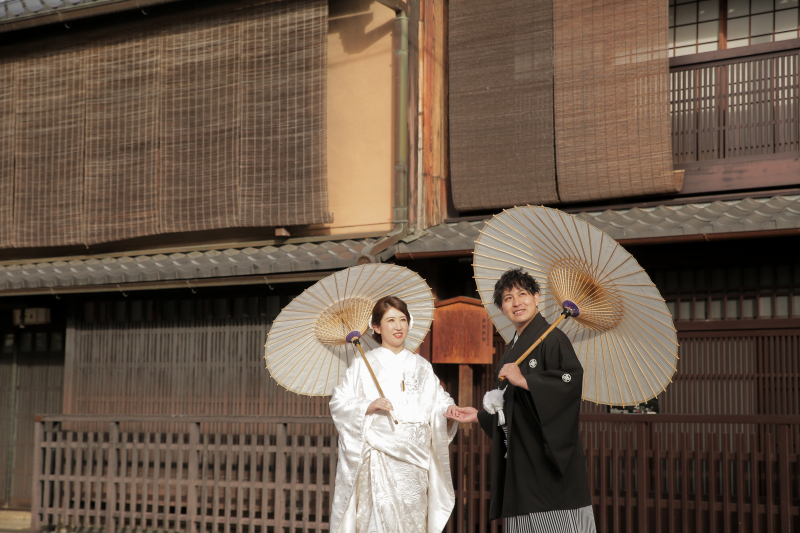 和傘ももってみて