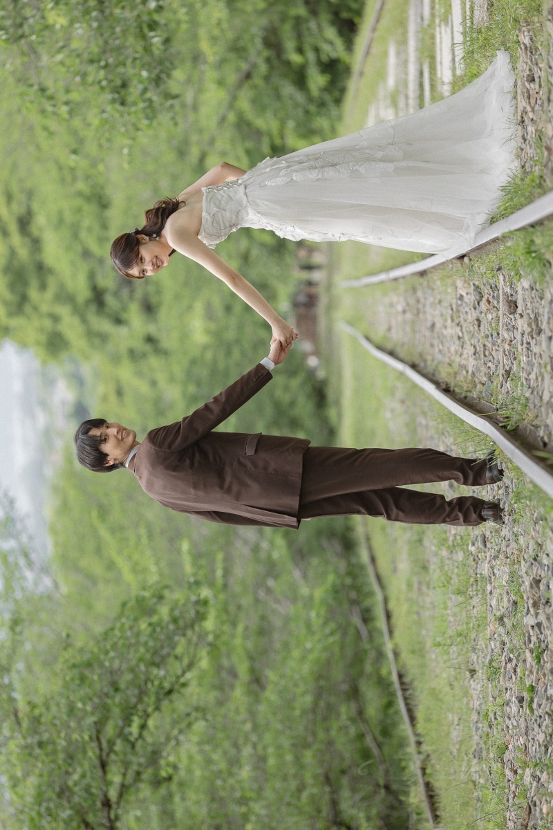 手を繋いでちらり。