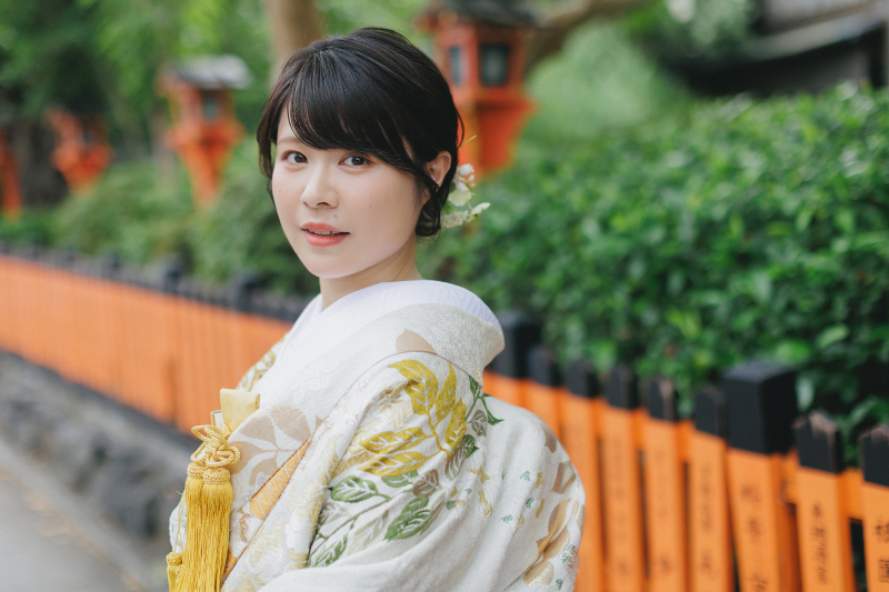 新婦様のソロ写真、街中でも淡い打掛がさらに美しく