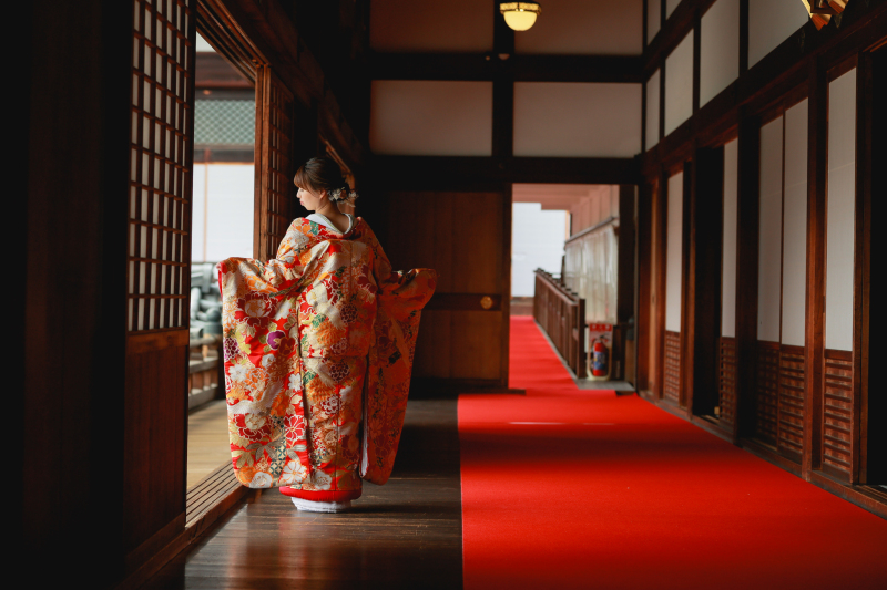 場所を変え、新婦様の後ろ姿のショット