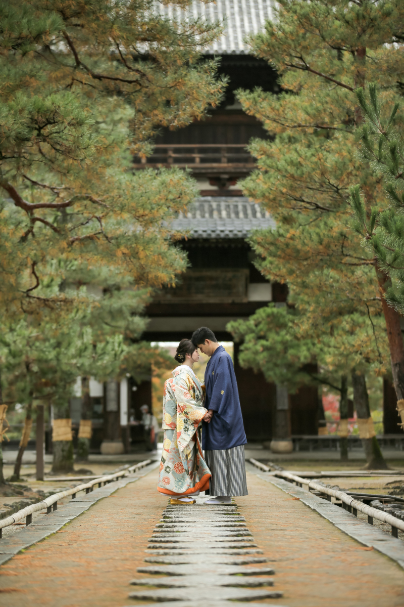 大きな山門前での撮影です。