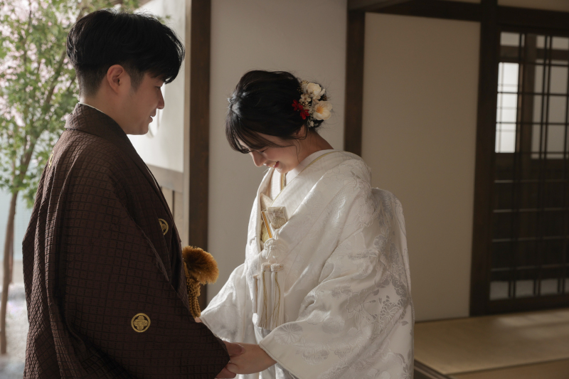 手を取り合って