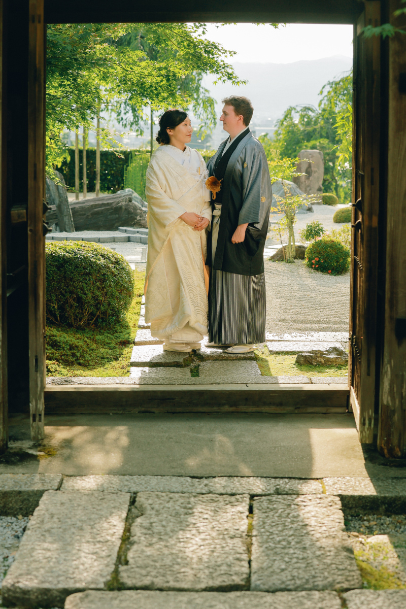 庭園の奥にある木の扉を抜けると・・・