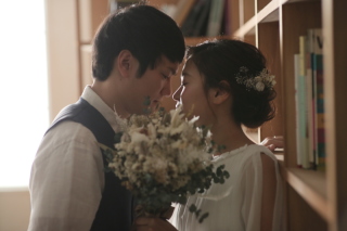 本棚によりかかり