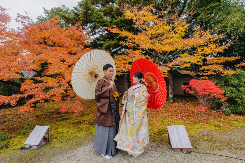 白と赤の番傘をもって