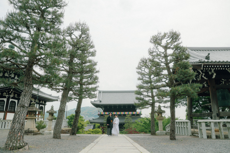 山門を背景にインパクトのある一枚