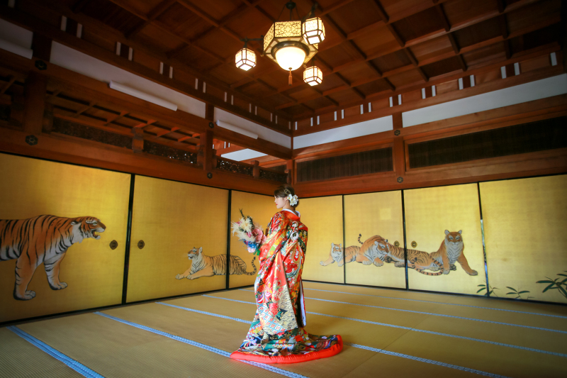 虎のふすまの印象的なお部屋です。