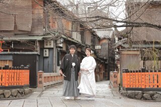 雪の降る祇園白川通りで和装ロケーション撮影