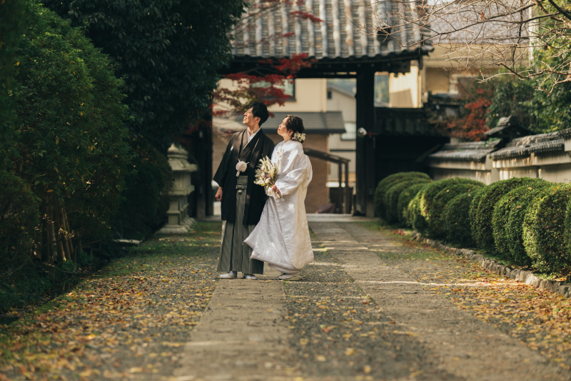 門から撮影開始