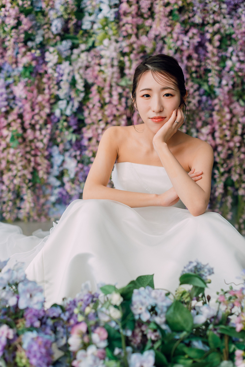 フラワーウォールの前で