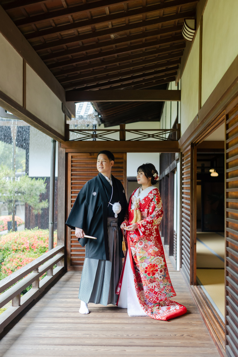 和装ならではの品格を感じるポージング。