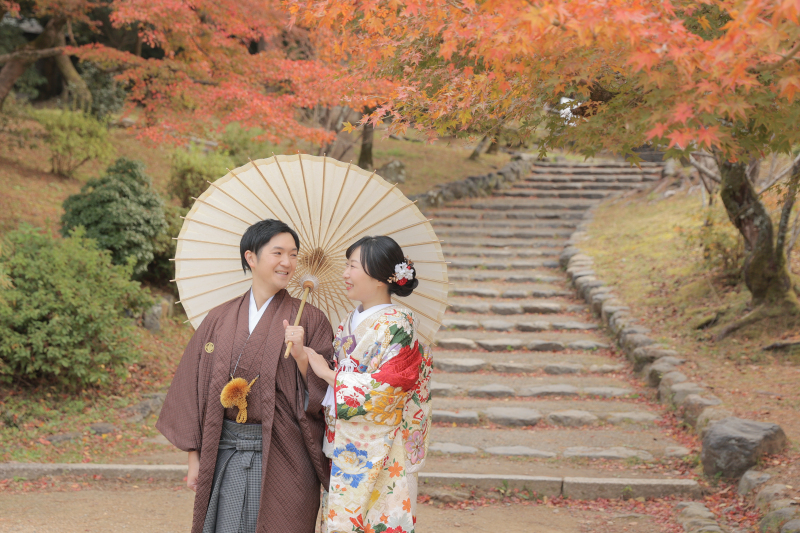 和傘を差して園内を散歩