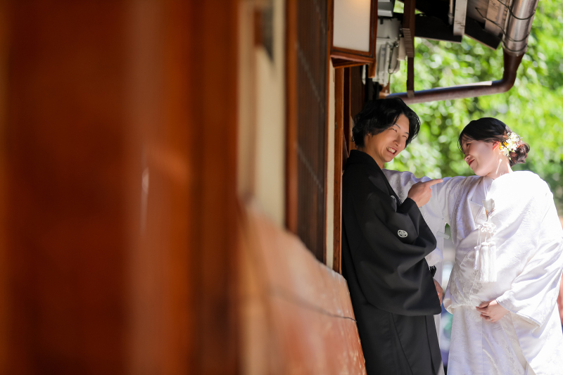木陰でやすみつつ新婦様の壁ドンシーン♡