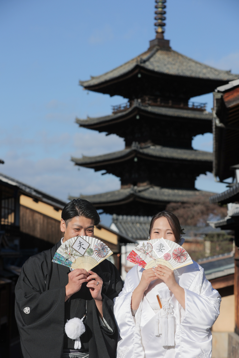 手作りの扇子を持って