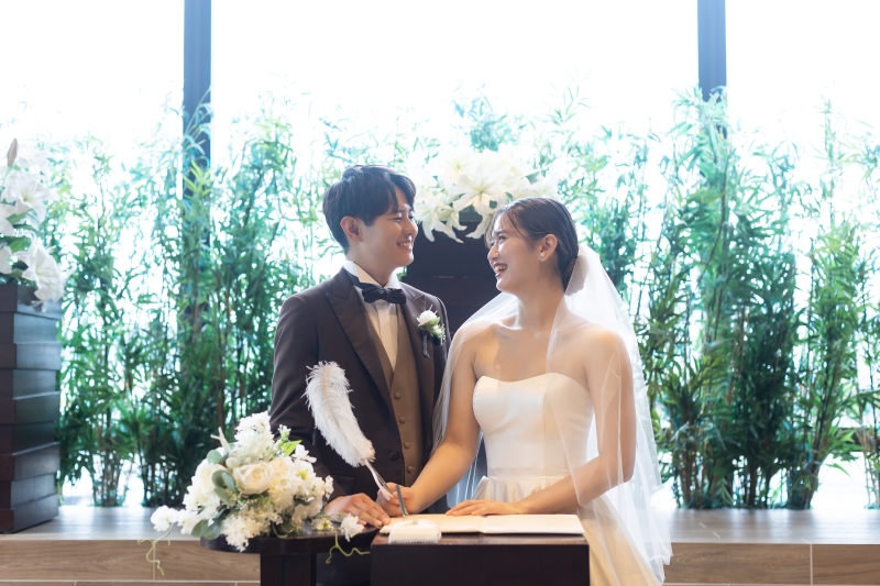 結婚証明書にサインのシーン