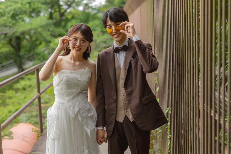 色違いのサングラスでクールに