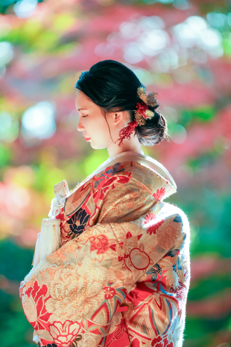 能の間から臨むお庭の紅葉も綺麗です