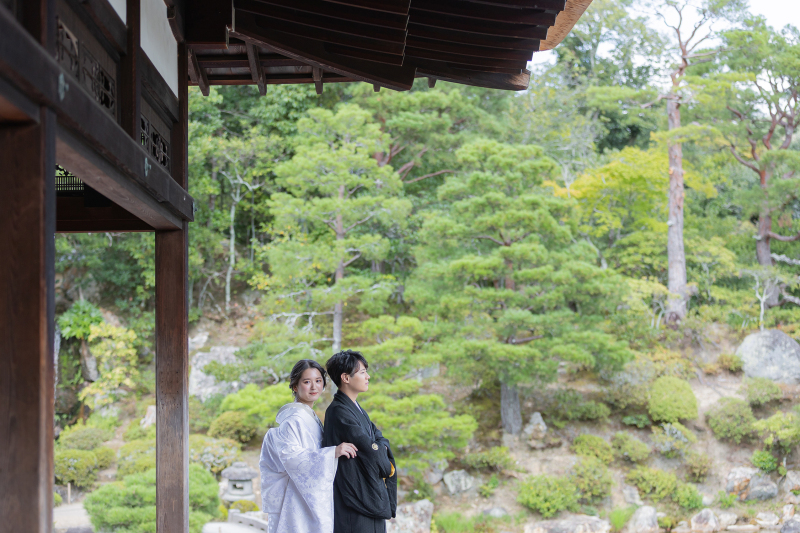 スケール感あるお庭のそばで。