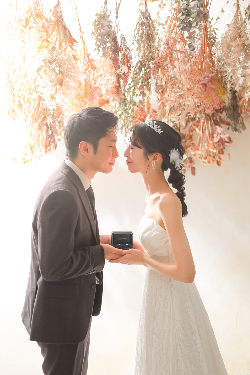 指輪を持ってのワンシーン