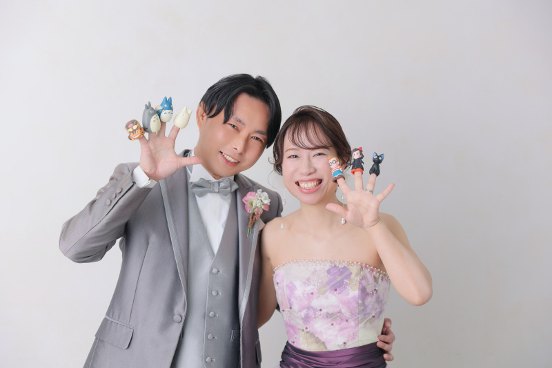 好きなアニメのキャラクターの指人形をつけて撮影!