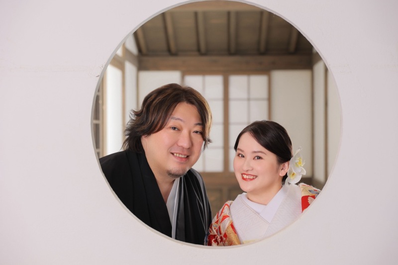 まずは丸窓からひょっこりかわいく顔を出すお二人