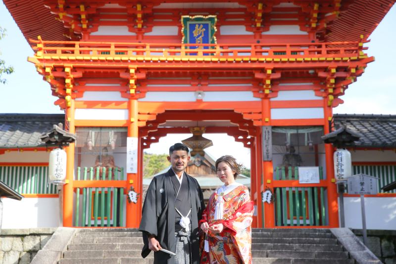 朱赤の門の前で