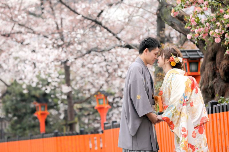 朱色の玉垣がお祝いを演出！