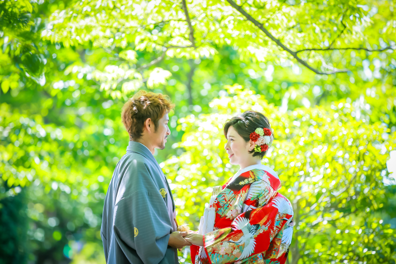 木漏れ日の綺麗な街路樹の下で。