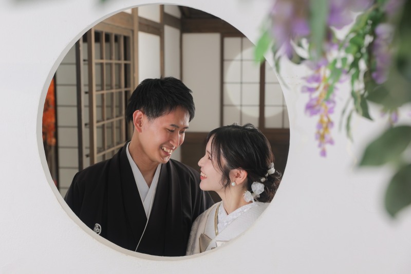 白い丸窓で向かい合うお二人