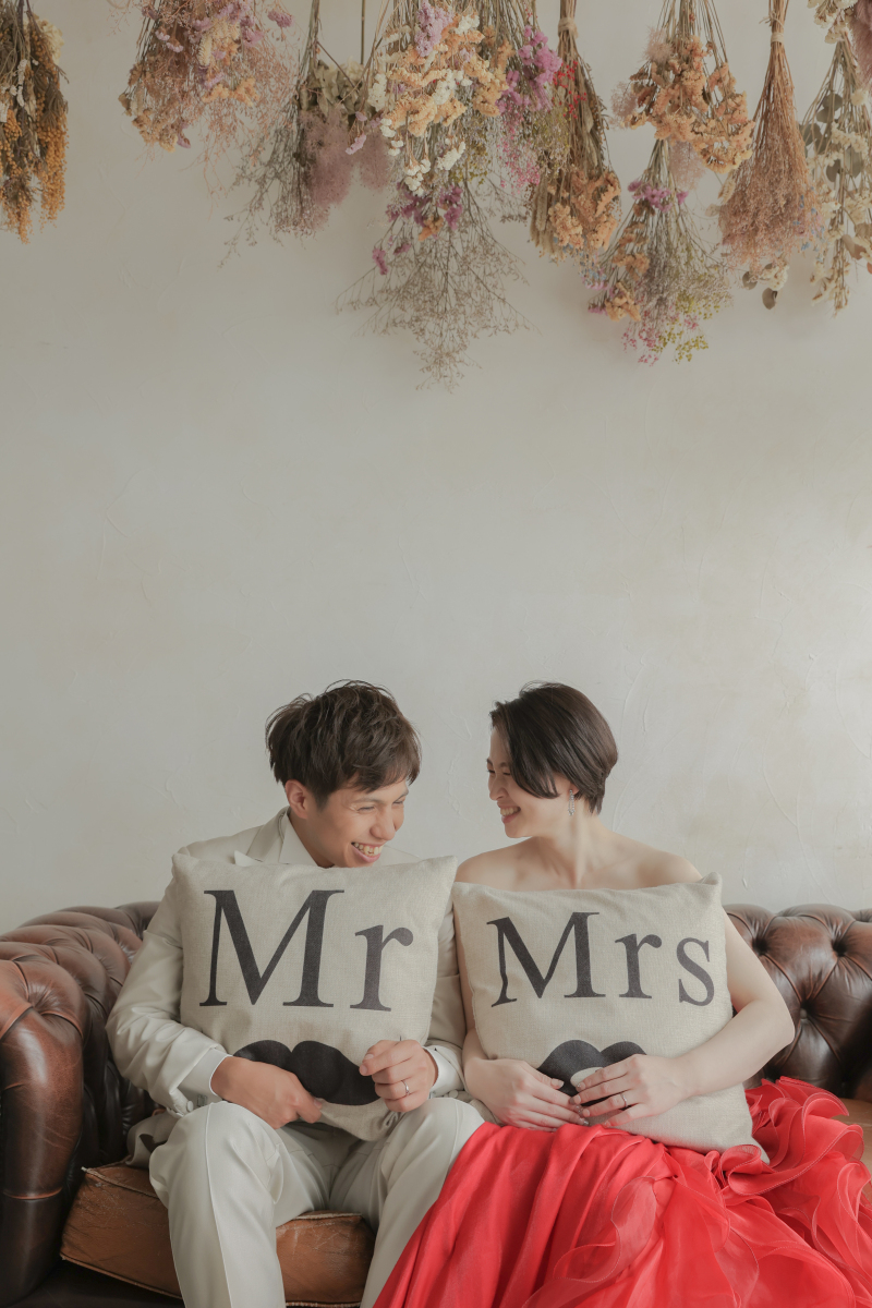 洋装スタジオにあるソファに腰掛けての1枚