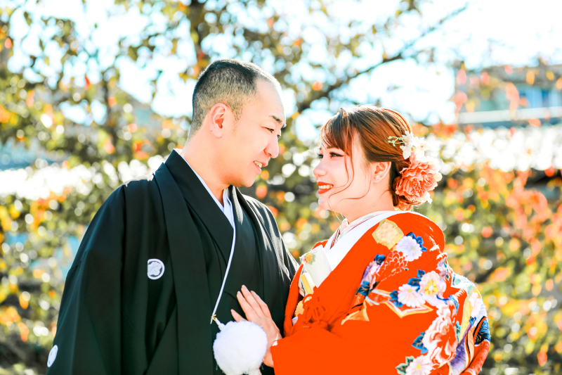 秋の祇園での心温まるウェディングフォト