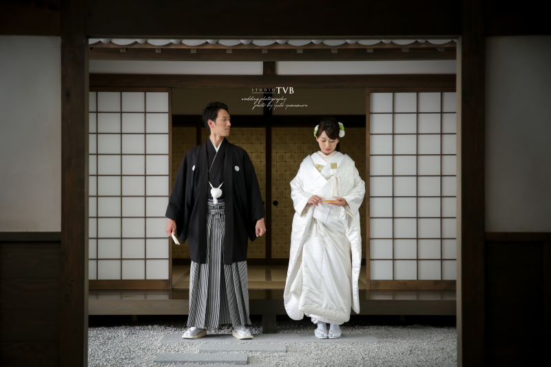 庭園をバックにかっちりと