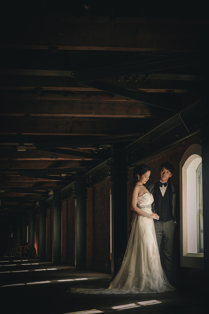 窓から差し込む光の中で。