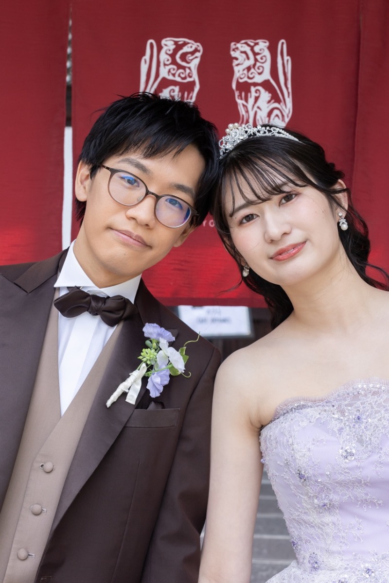 暖簾の前でのアップショットで締めくくり