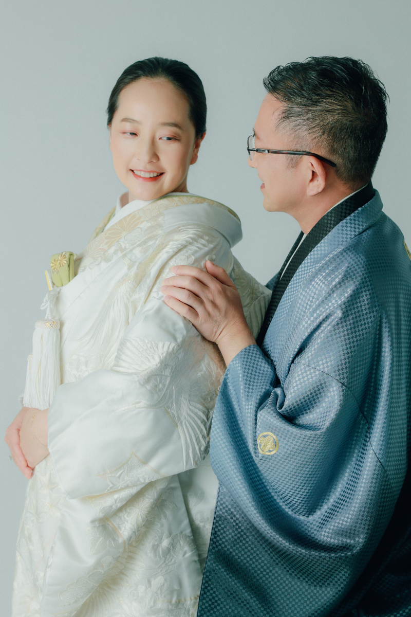 新婦様の方を優しく持つ新郎様。