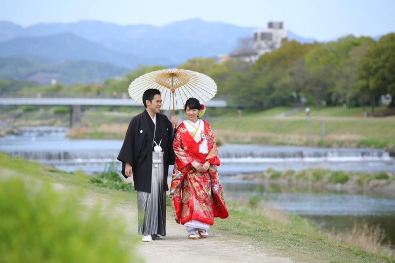 鴨川をバックに