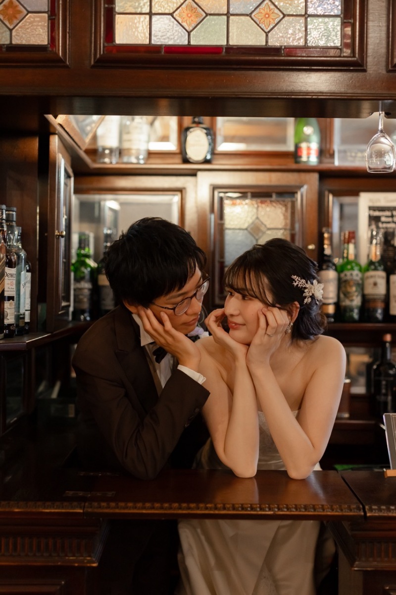 レトロなバーカウンターでも数カット。