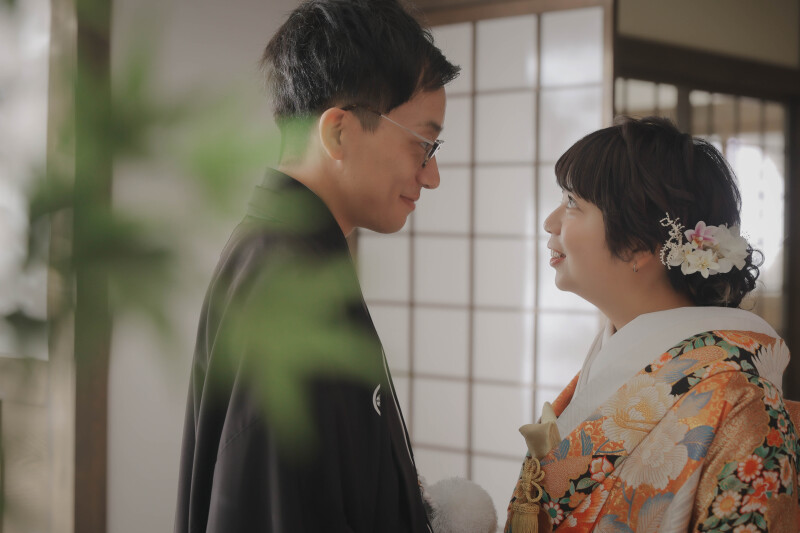 優しく見つめながら