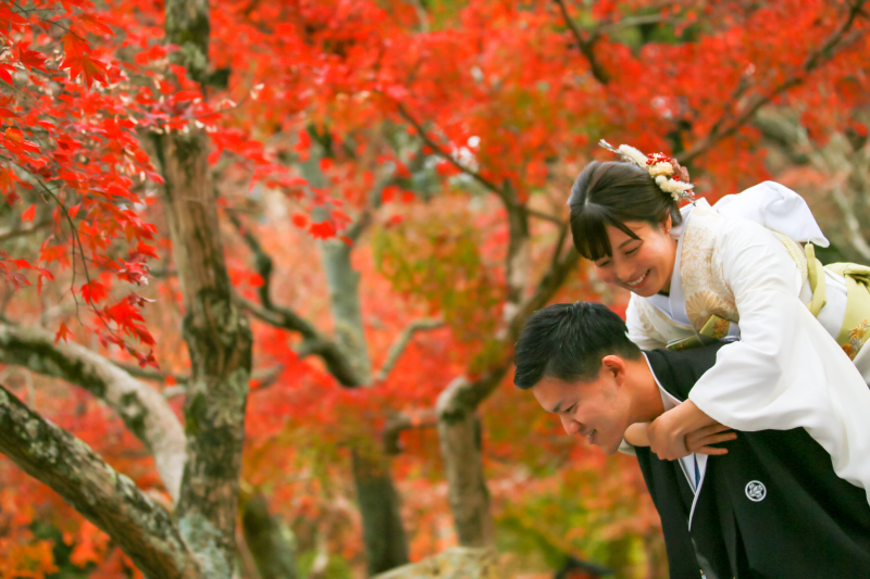 紅葉バックに仲良しポーズ♪